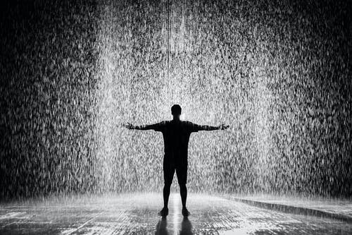 人站在雨下的轮廓和灰度摄影 · 免费素材图片