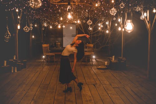 在带灯光的露台上跳舞的女人 · 免费素材图片