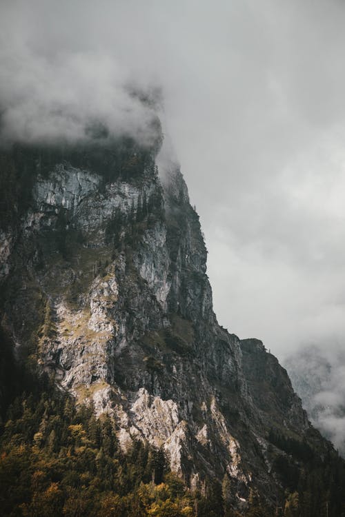 灰云包围的灰色山 · 免费素材图片
