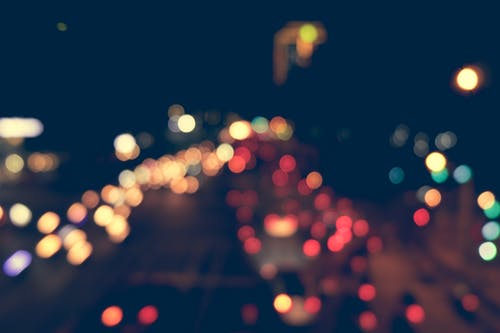 夜间车辆尾灯的散景摄影 · 免费素材图片