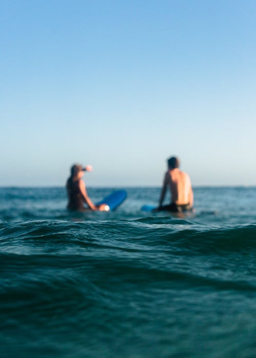 两人骑蓝色冲浪板 · 免费素材图片