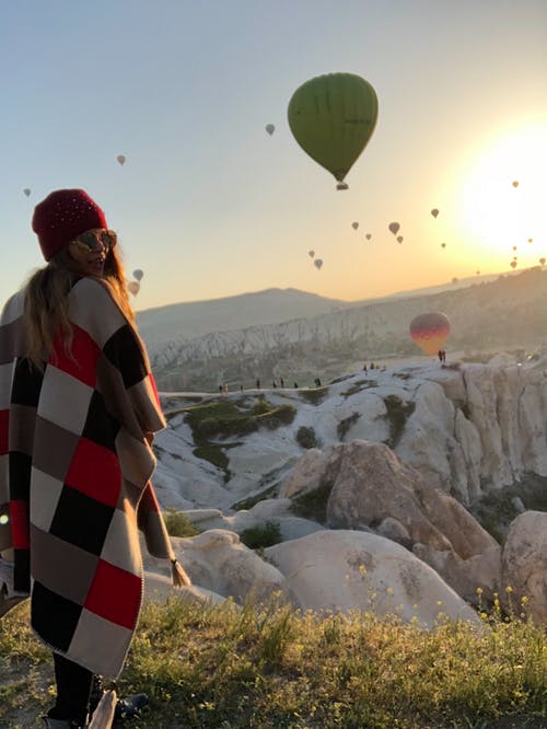 站在悬崖上的女人 · 免费素材图片