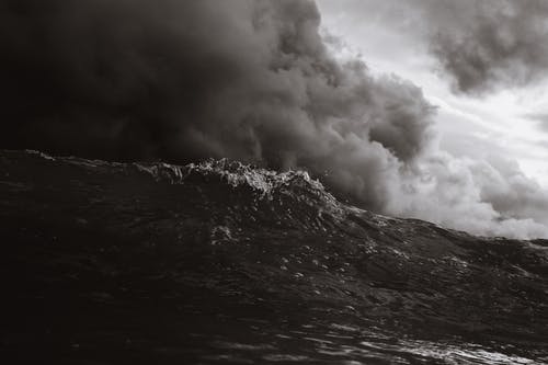 波浪体的灰度照片 · 免费素材图片