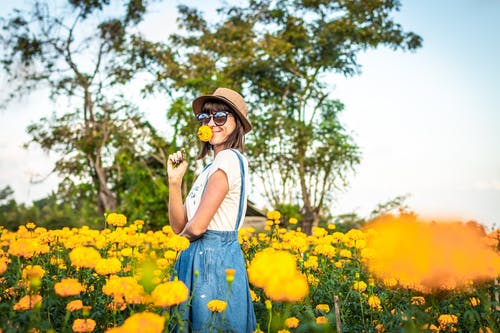 女人闻黄色的花 · 免费素材图片