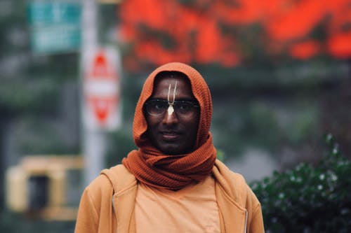 男子站在绿色的叶子的植物附近 · 免费素材图片