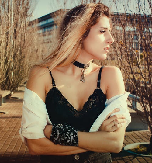 面对她的左侧穿黑色胸罩和白色西装外套的女人 · 免费素材图片