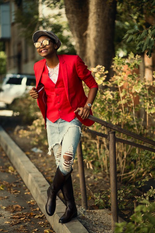 微笑着站在栏杆旁的女人 · 免费素材图片