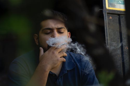 男子吸烟香烟 · 免费素材图片