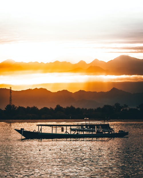 船在水面上 · 免费素材图片