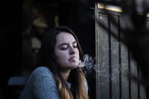 抽烟的女人的照片 · 免费素材图片