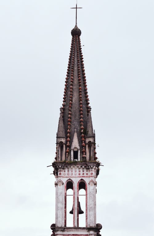 棕色和白色彩绘教堂钟楼 · 免费素材图片