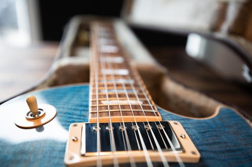 蓝色和棕色吉他 · 免费素材图片