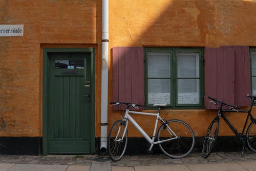 建筑物停放的自行车 · 免费素材图片