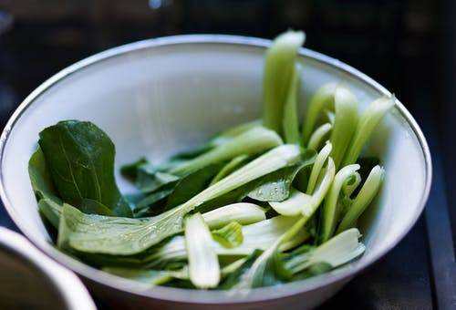 碗里的绿色蔬菜 · 免费素材图片