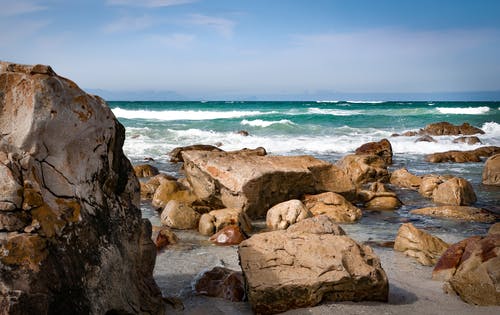 海滨与岩石在蓝蓝的天空下 · 免费素材图片