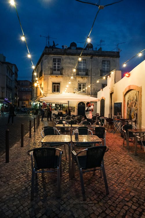 夜间空户外餐厅的视图 · 免费素材图片