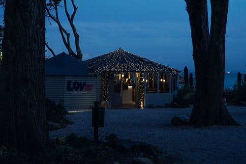 白色彩绘凉亭 · 免费素材图片