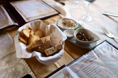 除了白色陶瓷碗，篮子里的烤的面包 · 免费素材图片