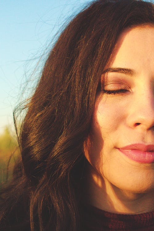 女人闭上眼睛的特写照片 · 免费素材图片