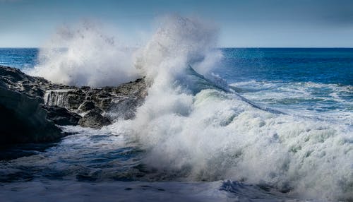 海洋旁边的岩石巨石 · 免费素材图片
