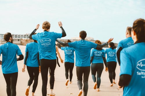 在岸上行走的人 · 免费素材图片