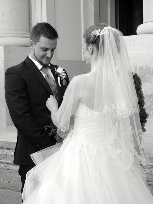 新娘和新郎的灰度摄影 · 免费素材图片