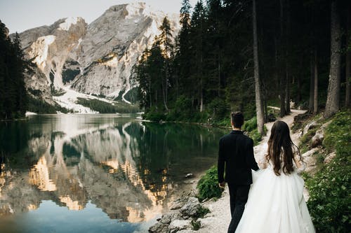 新婚夫妇在湖边散步 · 免费素材图片