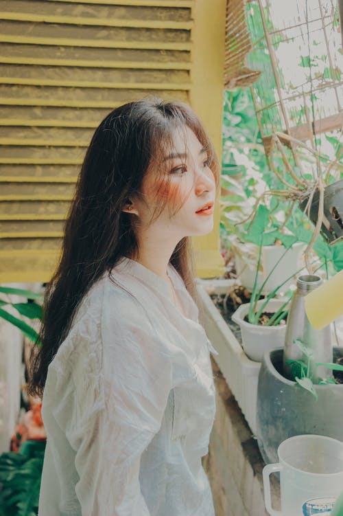 面对侧面的女人 · 免费素材图片