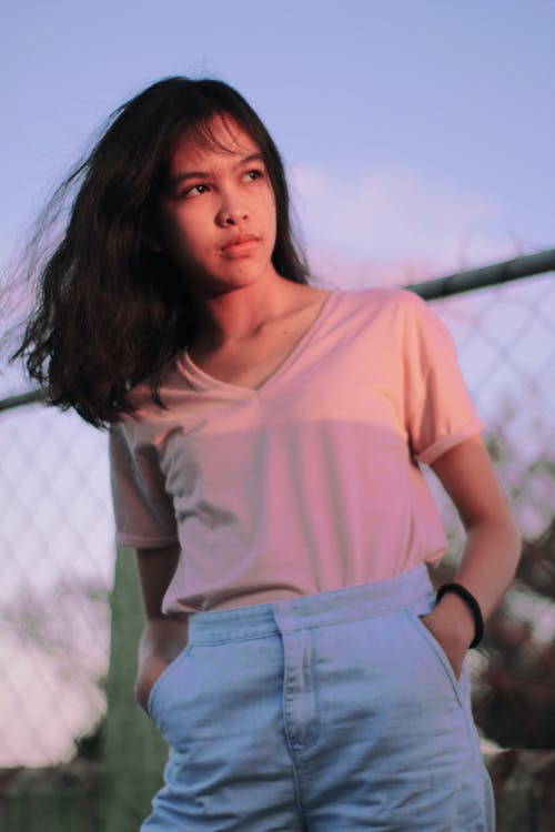 女人在粉红色的衬衫站选择性聚焦摄影 · 免费素材图片