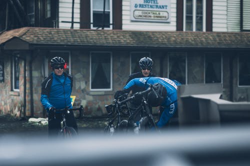 两个男人骑黑山地自行车 · 免费素材图片