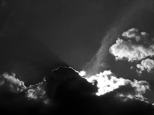 云的黑白图像 · 免费素材图片