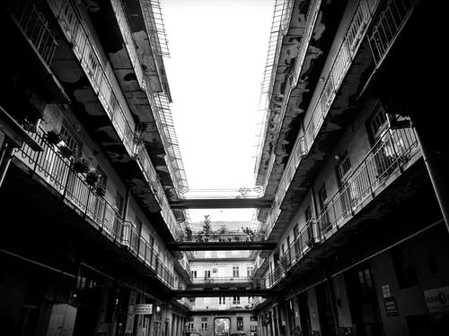 住宅建筑的灰度照片 · 免费素材图片