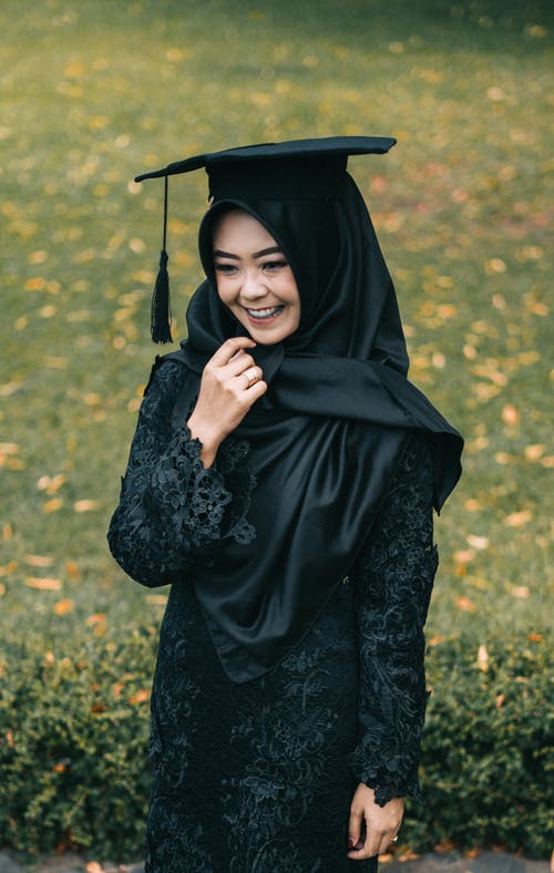 草地上的女人 · 免费素材图片