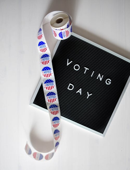 白色和灰色投票日标志 · 免费素材图片