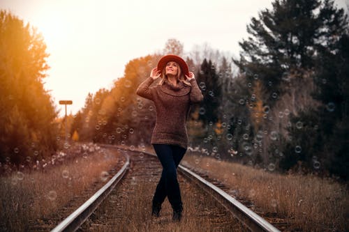 站在铁路的女人 · 免费素材图片