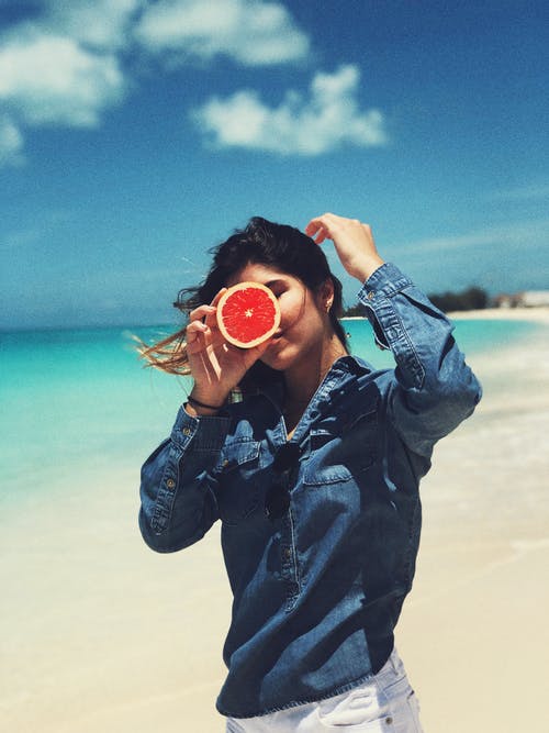 女人控股葡萄柚 · 免费素材图片