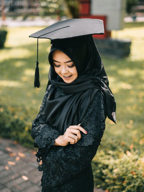 戴方形学术帽的女人的选择性聚焦摄影 · 免费素材图片