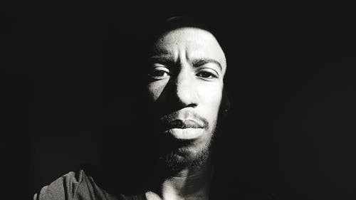 人脸的灰度照片 · 免费素材图片