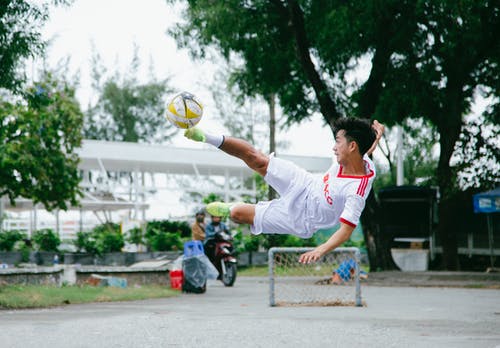 足球运动员跳踢球的延时摄影 · 免费素材图片