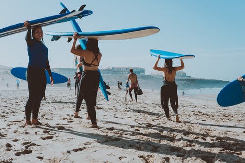 人们携带冲浪板的照片 · 免费素材图片