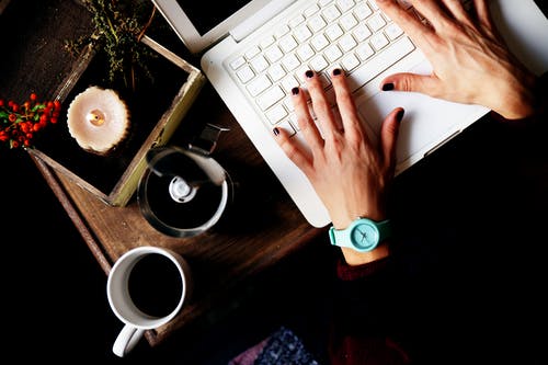 使用白色笔记本电脑的人的顶视图照片 · 免费素材图片