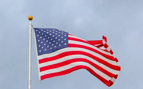 美国国旗飘扬在白色金属杆上 · 免费素材图片
