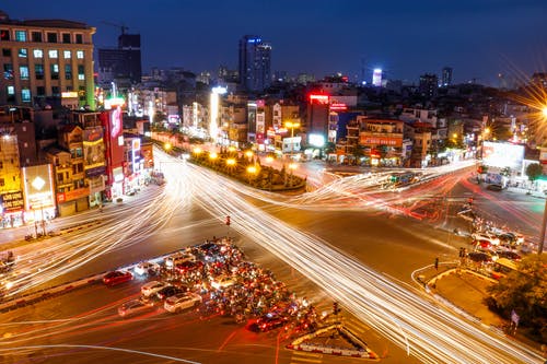 穿越交叉路口的车辆的延时摄影 · 免费素材图片