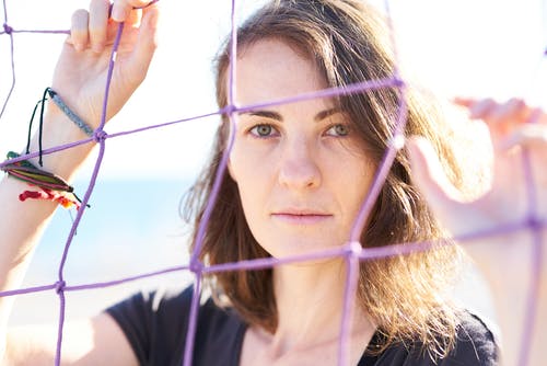 女人抱着紫色排球网 · 免费素材图片