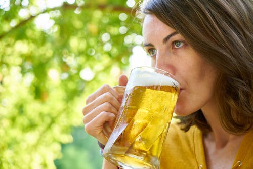 女人喝啤酒的照片 · 免费素材图片