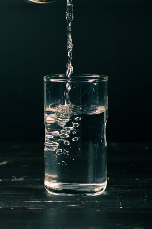 水杯中的透明液体 · 免费素材图片