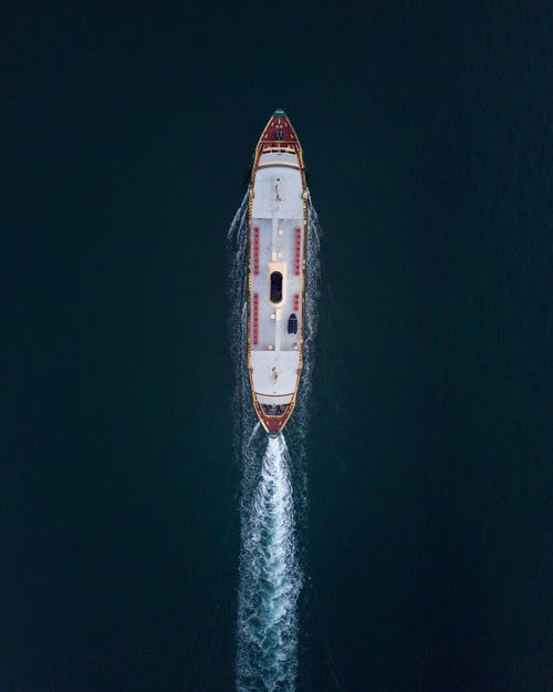 船在水体上的鸟瞰图 · 免费素材图片