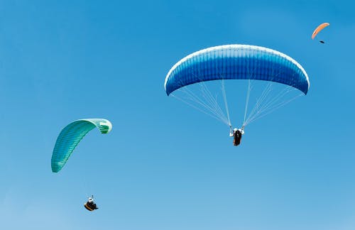 人们骑滑翔伞 · 免费素材图片