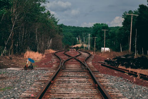 棕色金属火车铁路 · 免费素材图片