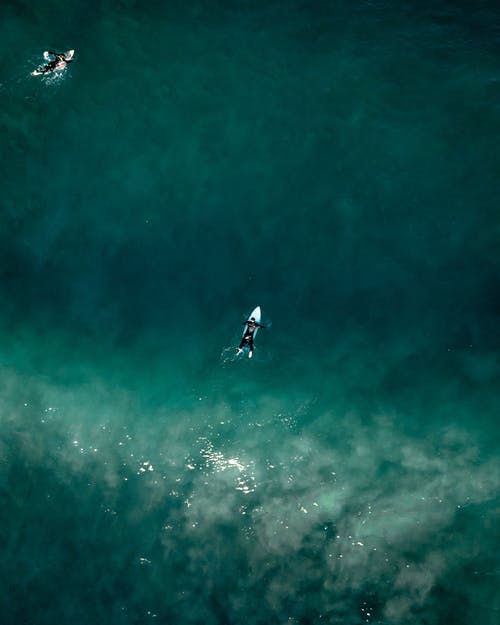 人们冲浪的航拍照片 · 免费素材图片